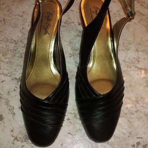 Women's dress shoes, size 8W